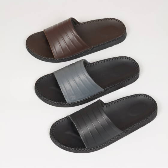 DéP Nam 3 Sọc Basic Halita , đế nhẹ và cao 3cm , thiết kế thời trang mới , khâu chỉ chắc chắn . Đế Bằng Slipper