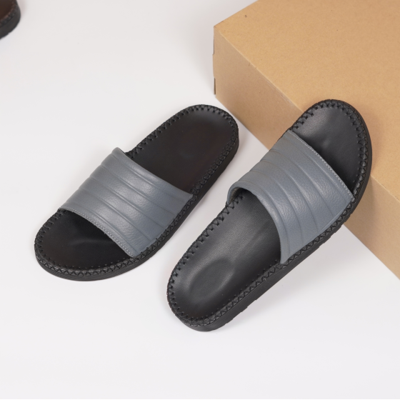 DéP Nam 3 Sọc Basic Halita , đế nhẹ và cao 3cm , thiết kế thời trang mới , khâu chỉ chắc chắn . Đế Bằng Slipper