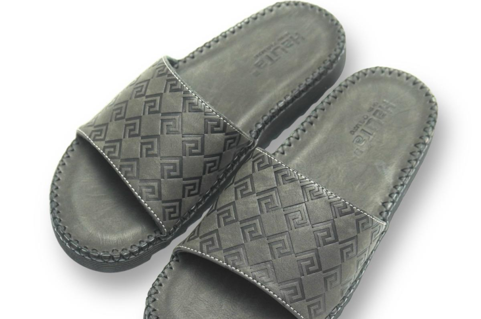 DéP Nam Doc Tờ Chữ Vạn , da bò vân chống thấm nước . Đế Bằng  nhẹ có răng cưa Hạn Chế trơn trượt , mặt da êm ái được khâu chỉ viền xung quanh. Cao Su