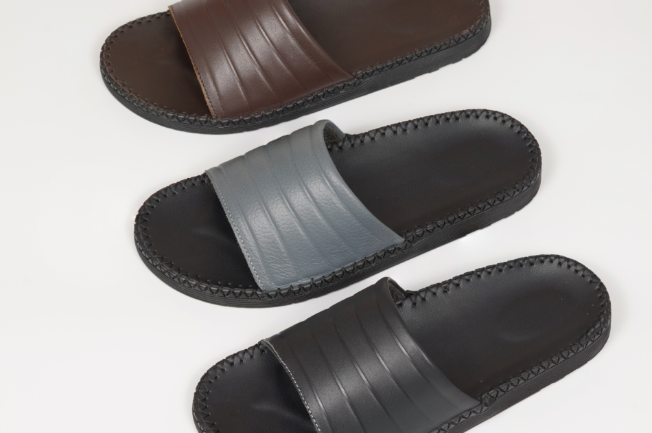 DéP Nam 3 Sọc Basic Halita , đế nhẹ và cao 3cm , thiết kế thời trang mới , khâu chỉ chắc chắn . Đế Bằng Slipper