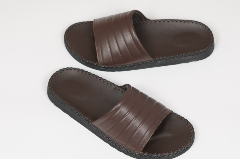 DéP Nam 3 Sọc Basic Halita , đế nhẹ và cao 3cm , thiết kế thời trang mới , khâu chỉ chắc chắn . Đế Bằng Slipper