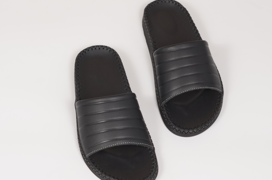 DéP Nam 3 Sọc Basic Halita , đế nhẹ và cao 3cm , thiết kế thời trang mới , khâu chỉ chắc chắn . Đế Bằng Slipper