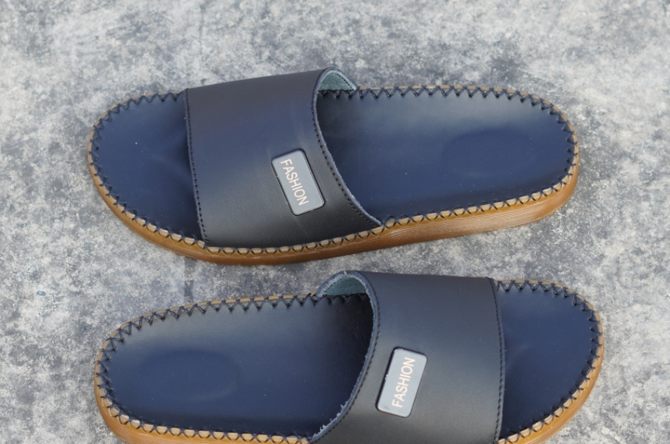 DéP Nam Doc Tờ Khoá Fashion Halita Đế Vàng , khâu chỉ toàn bộ , đế cao su nhẹ êm chân . Đế Bằng