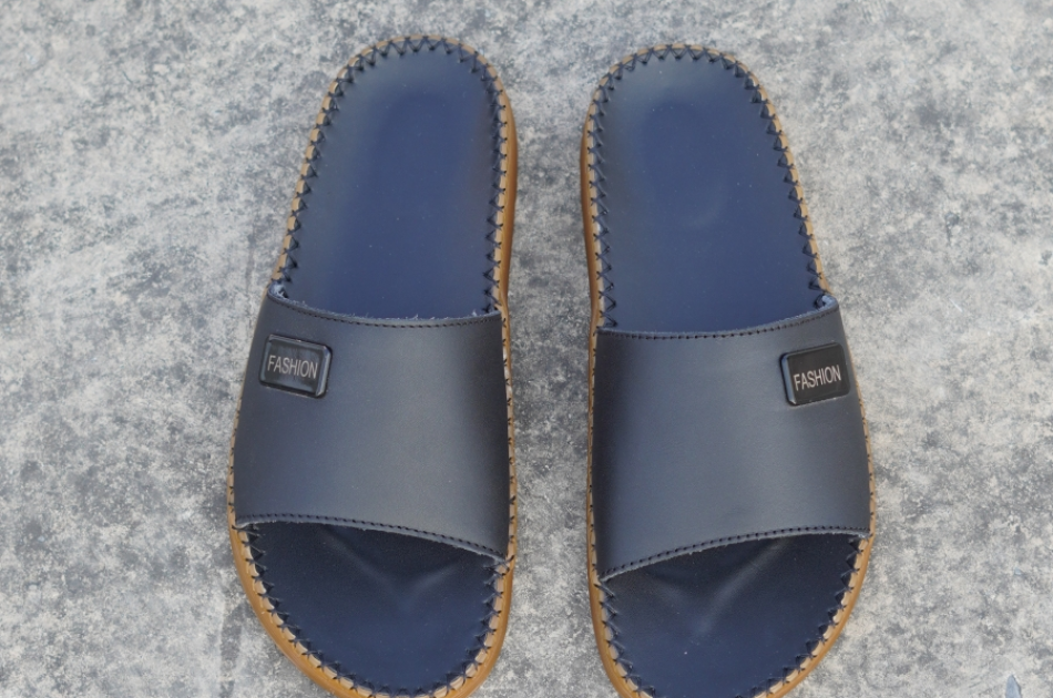 DéP Nam Doc Tờ Khoá Fashion Halita Đế Vàng , khâu chỉ toàn bộ , đế cao su nhẹ êm chân . Đế Bằng
