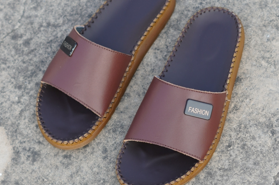 DéP Nam Doc Tờ Khoá Fashion Halita Đế Vàng , khâu chỉ toàn bộ , đế cao su nhẹ êm chân . Đế Bằng