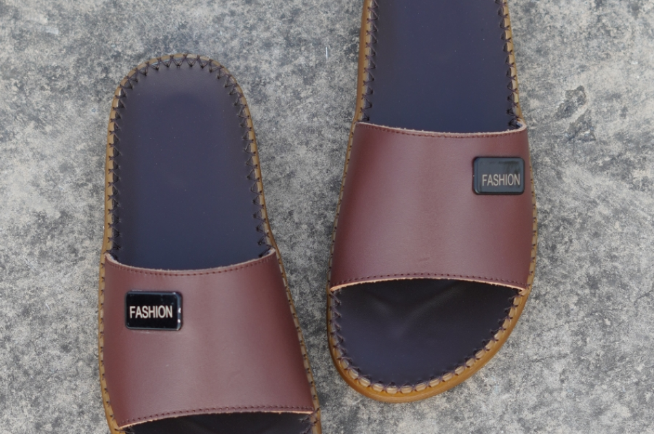 DéP Nam Doc Tờ Khoá Fashion Halita Đế Vàng , khâu chỉ toàn bộ , đế cao su nhẹ êm chân . Đế Bằng