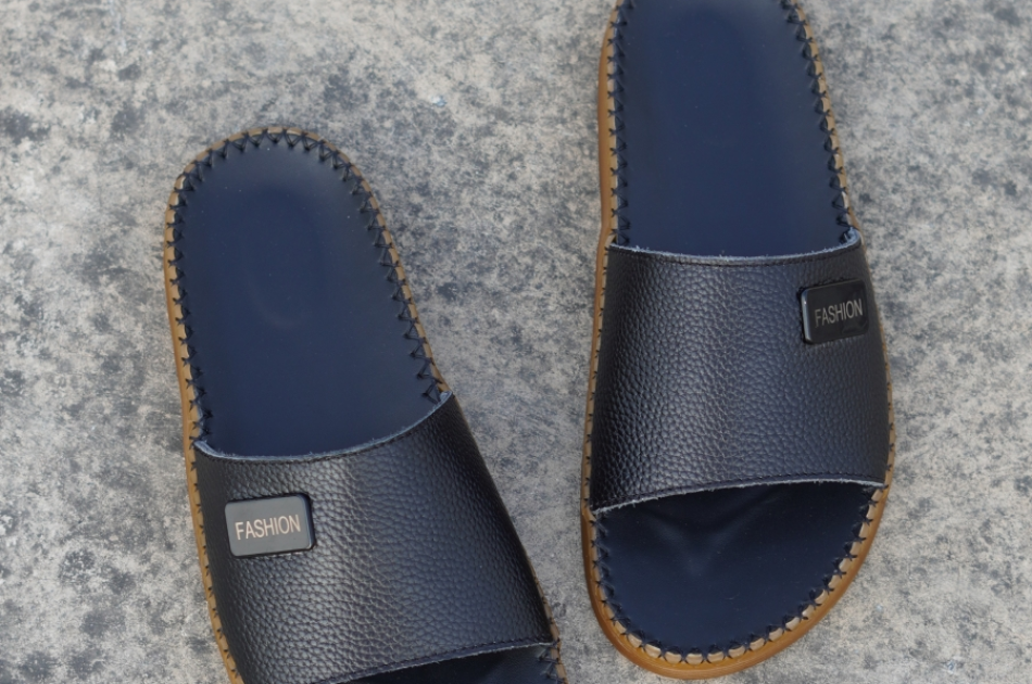 DéP Nam Doc Tờ Khoá Fashion Halita Đế Vàng , khâu chỉ toàn bộ , đế cao su nhẹ êm chân . Đế Bằng
