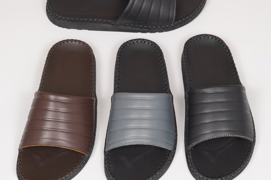 DéP Nam 3 Sọc Basic Halita , đế nhẹ và cao 3cm , thiết kế thời trang mới , khâu chỉ chắc chắn . Đế Bằng Slipper